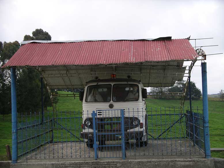 vaya capillitas se montan estos colombianos, y creía yo que había visto yo todo en camiones
